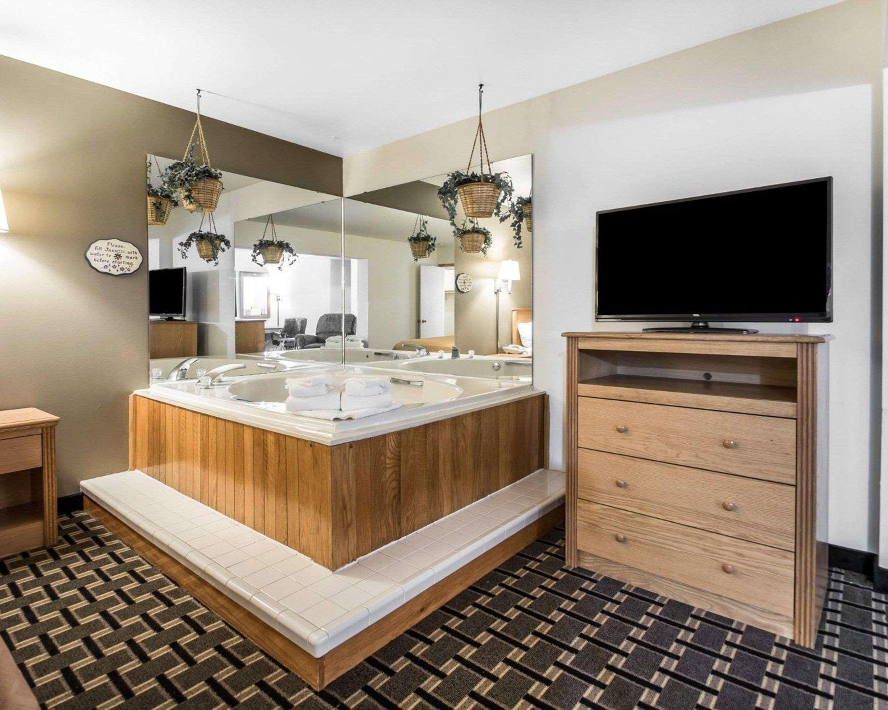 Quality I-90 Inn 2*